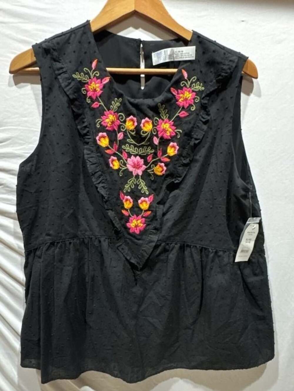 Time And Tru Swiss Dot Top Size XL 16-18 Black Embroidered Sleeveless